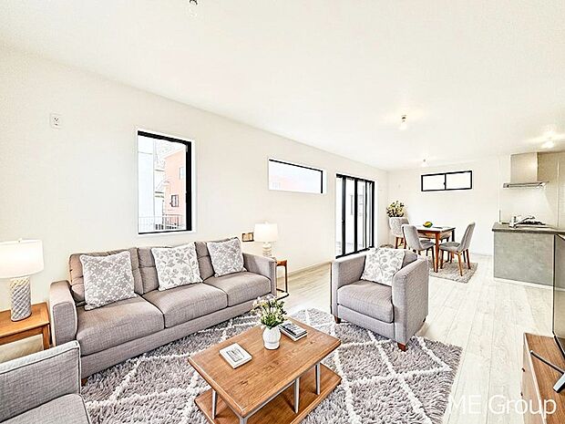 落ち着いた雰囲気のLDKは家族みんなの快適空間※家具はCGです