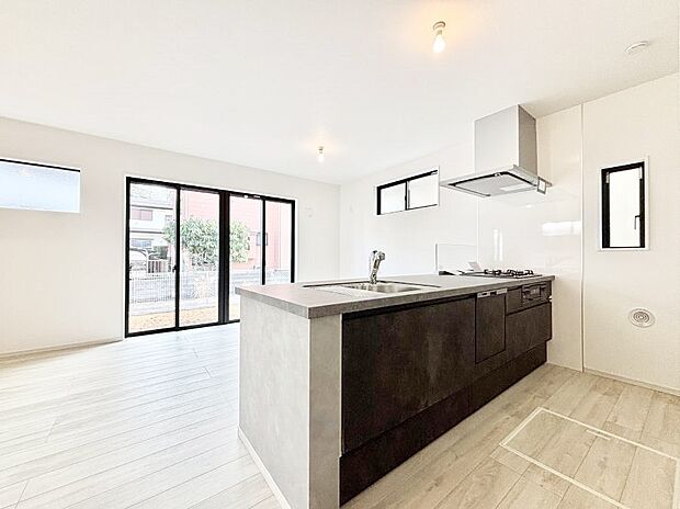 料理をしながらご家族との会話を楽しめる対面カウンターキッチン