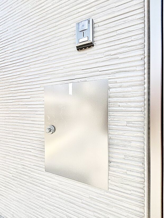 シンプルなデザインのポスト