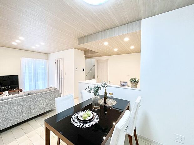 家族団らんの時間も増えそうなくつろぎのリビングダイニング。