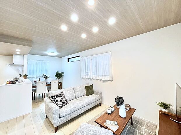 ご家族の賑やかな話し声で包まれる明るいリビング