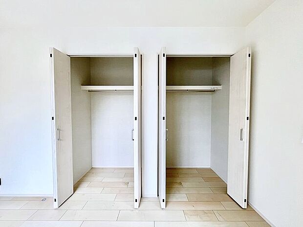 洋室のクローゼット。奥行きがあるので厚手の衣類もすっきり収まります。