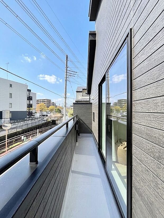 暖かな陽光が降り注ぐバルコニーはお洗濯におすすめ。爽やかな風も心地よいです。