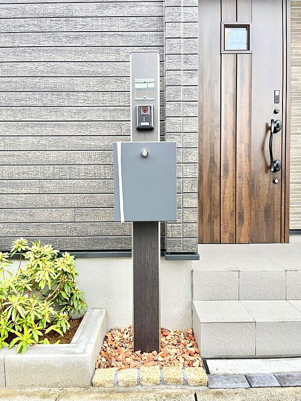 表札・インターホン・ポストをひとつに集約。エントランスになじむシンプルデザイン。