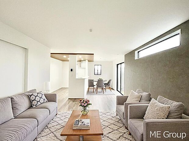 ご家族の賑やかな話し声で包まれる明るいリビング ※家具はCGです