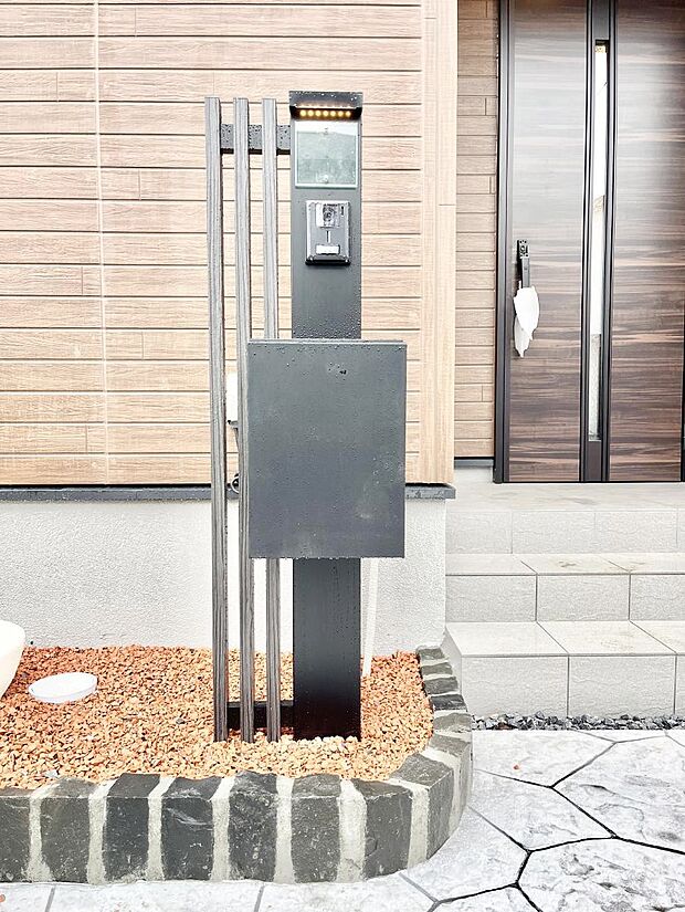 シンプルデザインのポスト。