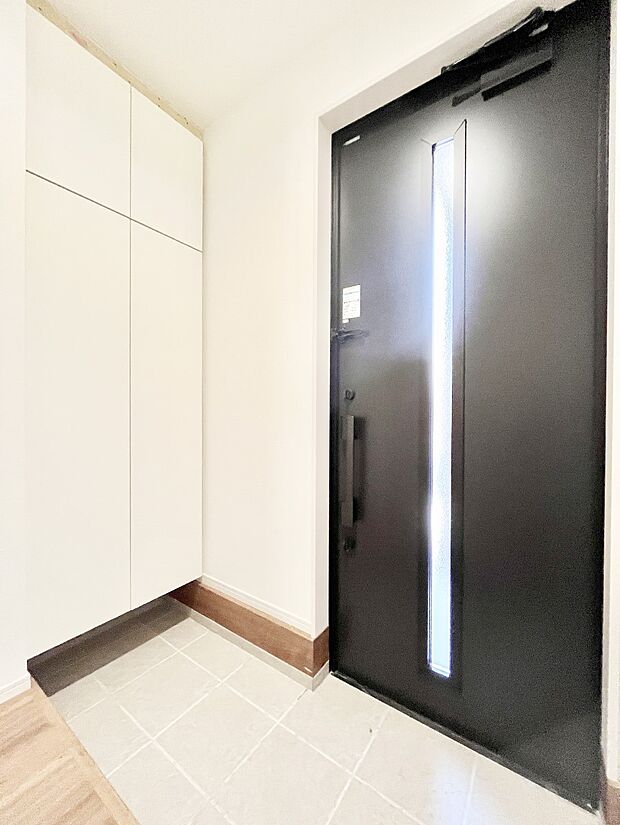 ガラススリットの入った玄関ドアが室内に光を届けてくれます