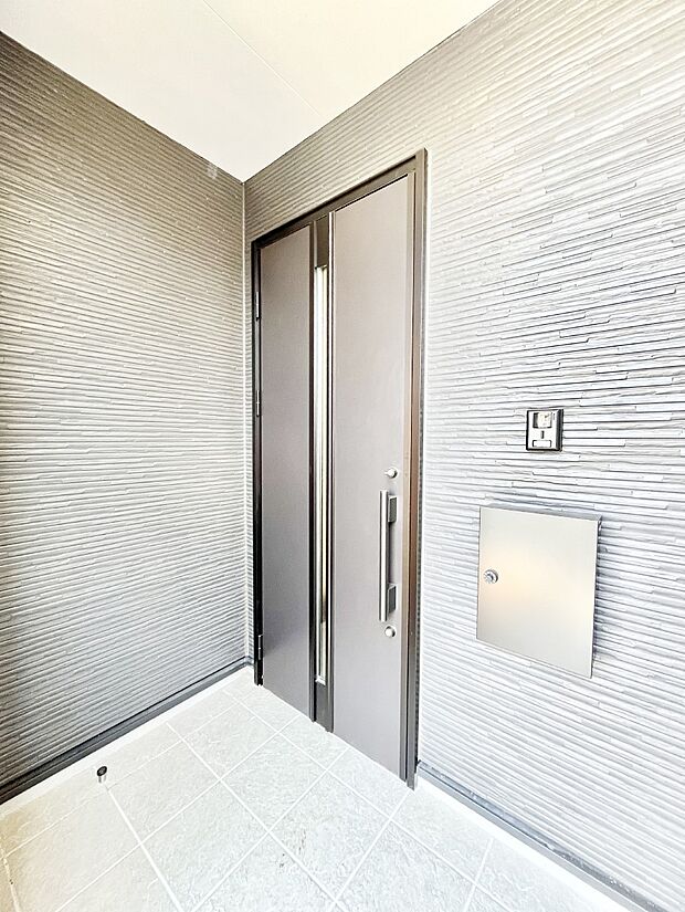 玄関前は雨が降っても濡れにくい屋根付き