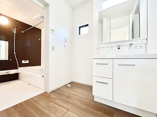 清潔感ある洗面化粧室で朝の身支度も快適