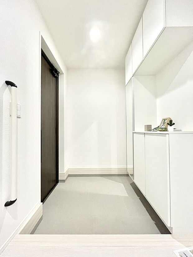 明るい玄関はお客様をお出迎えするのにぴったりです！ 