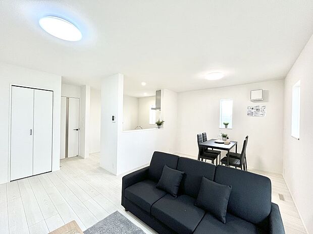 ご家族の賑やかな話し声で包まれる明るいリビング  