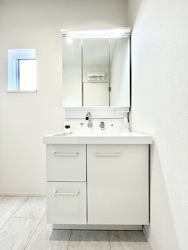 大きく見やすい三面鏡で清潔感ある洗面台は、身だしなみチェックや肌のお手入れにおすすめです。