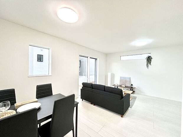 明るい陽光が注ぎ、寛ぎの雰囲気に満たされるダイニング。