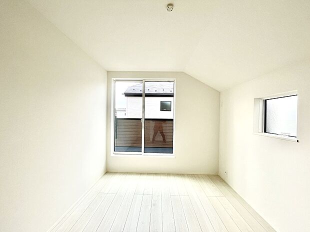 バルコニーが開放感をプラスしてくれる洋室