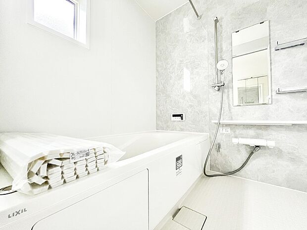 一日の疲れを癒してくれる明るい清潔感のあるバスルーム