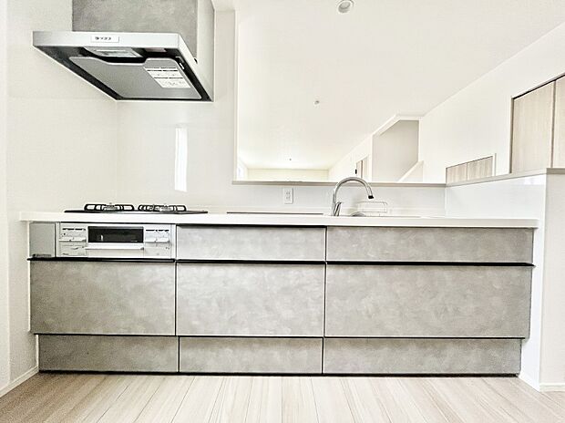 リビングを見渡せる人気のカウンターキッチン。 家族を見守りながら家事をすることができます。