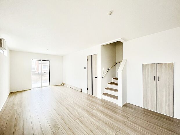 内装「ただいま」「おかえり」家族とのコミュニケーションが深まるリビングイン階段があります。