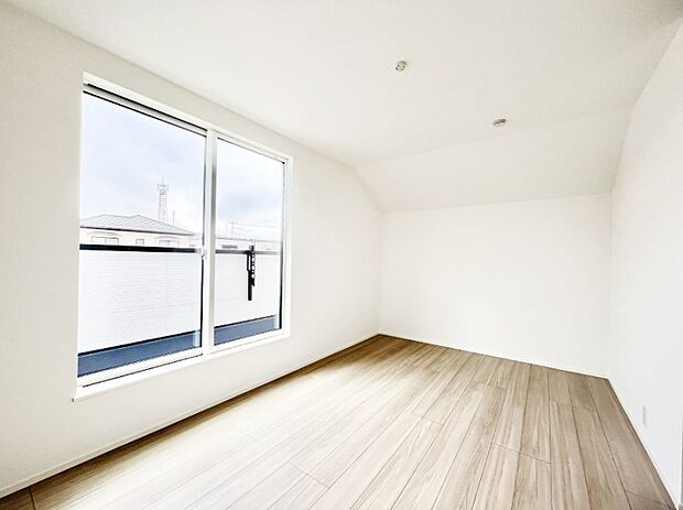 明るいバルコニーサイドに洋室を設置。目覚めの良い寝室に。