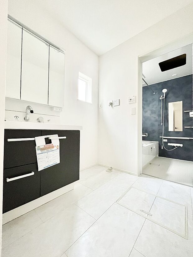 小窓がついているので湿気の多い場所でも換気が十分行えます。毎日の身支度を気持ち良く!