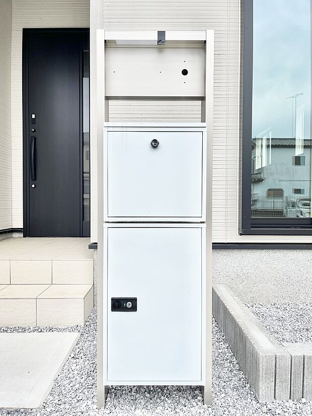 表札・インターホン・ポスト・宅配BOXをひとつに集約。エントランスになじむシンプルデザイン。