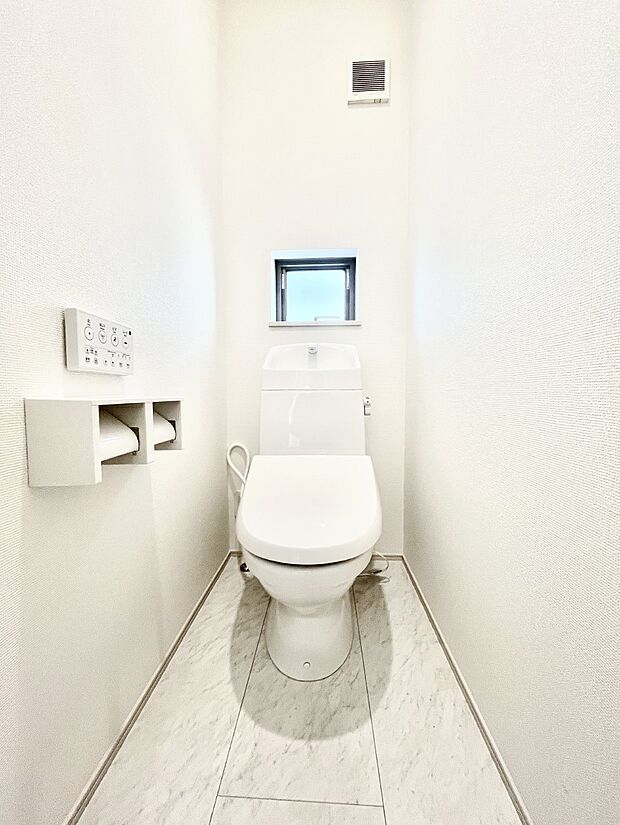 明るく清潔感のあるトイレです。    