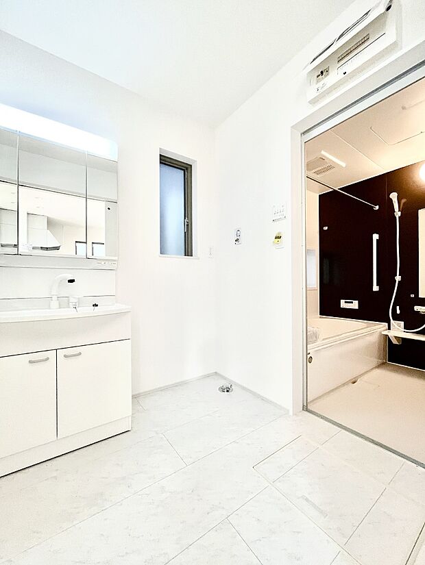 身支度もスムーズにおこなえる脱衣場        