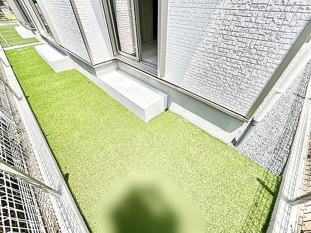 住まいに明るい光と開放感を演出してくれる庭スペース付き!