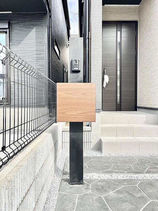 表札・インターホン・ポストをひとつに集約。エントランスになじむシンプルデザイン。