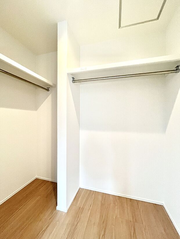 ウォークインクローゼット付きで生活空間を広く利用できます。