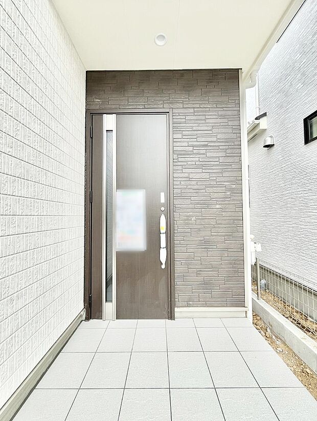 大切な家族、来客を出迎える玄関。