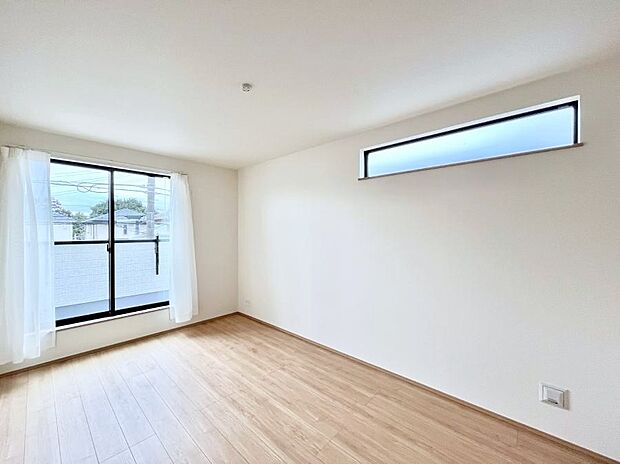 バルコニーが開放感をプラスしてくれる洋室