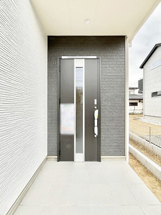 玄関前は雨が降っても濡れにくい屋根付き