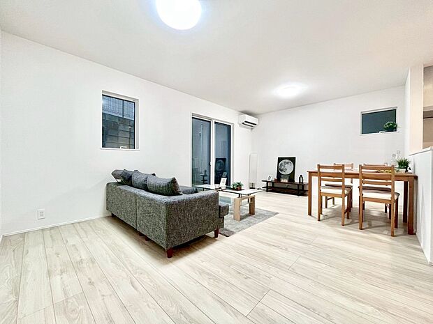 家族団らんの時間も増えそうなくつろぎのリビングダイニング。