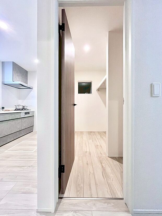 1階には家族みんなで共有できるファミリークローク。