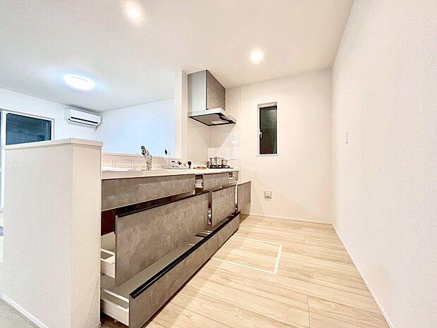 使いやすさを優先したスライド式収納タイプ!