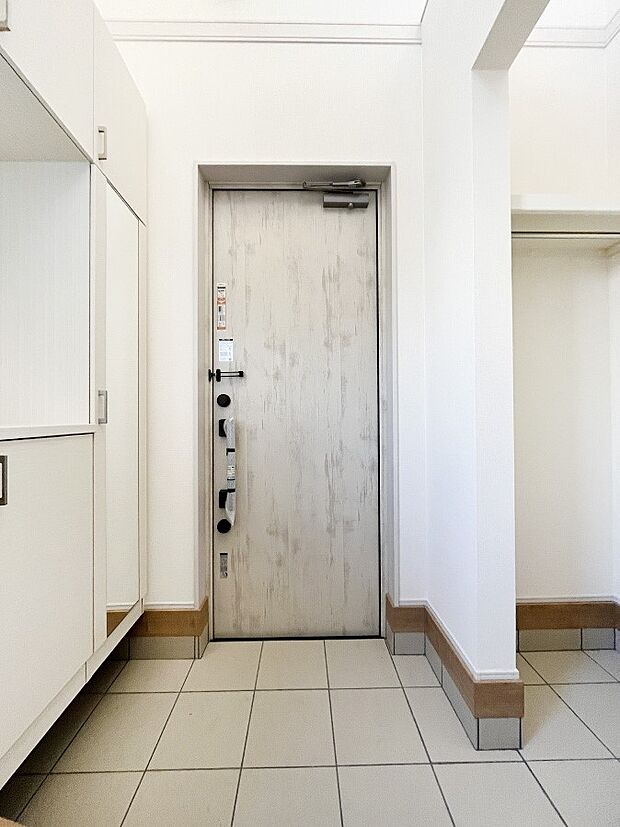 明るい玄関はお客様をお出迎えするのにぴったりです！ 