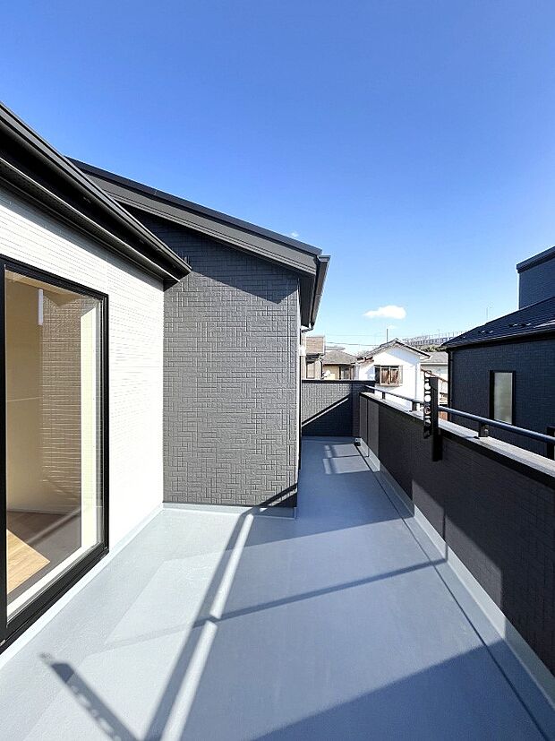 ゆったりバルコニーだから沢山お洗濯ものを干せます。