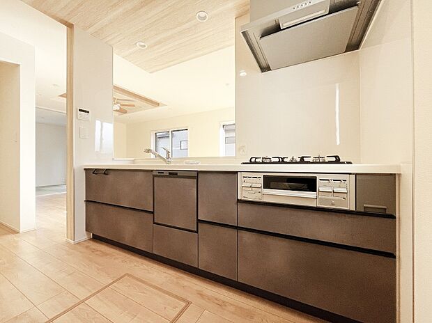 リビングで遊ぶお子様を見守りながらお料理ができる対面キッチン。  