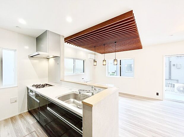 ご家族の会話弾む対面キッチン。お料理中のパパママもご家族と過ごす時間が増えそう!