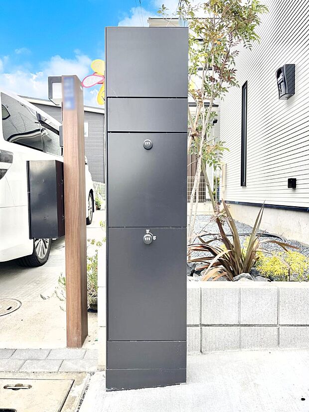 表札・インターホン・ポスト・宅配BOXが一体型となったシンプルデザインの門柱