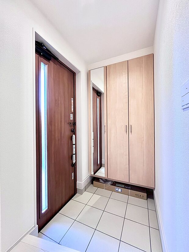 明るい玄関はお客様をお出迎えするのにぴったりです！ 