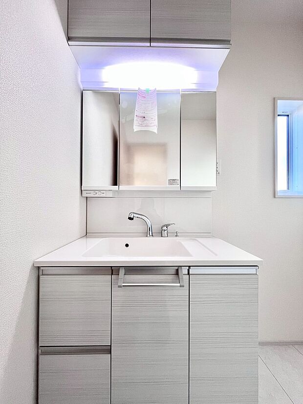 大きく見やすい三面鏡で清潔感ある洗面台は、身だしなみチェックや肌のお手入れにおすすめです。 