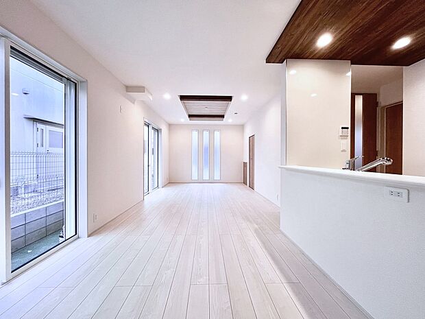 明るい陽光が注ぎ、寛ぎの雰囲気に満たされるダイニング。   