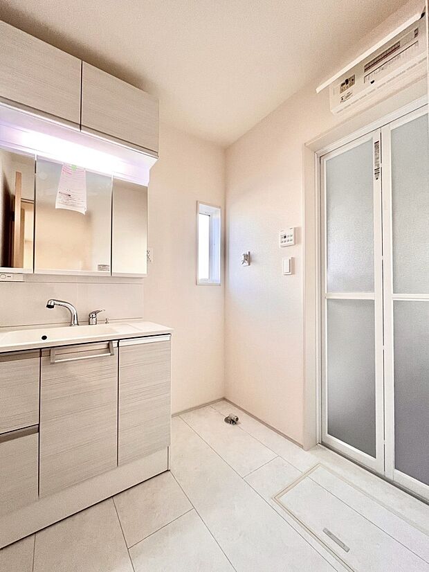 清潔感ある洗面化粧室で朝の身支度も快適