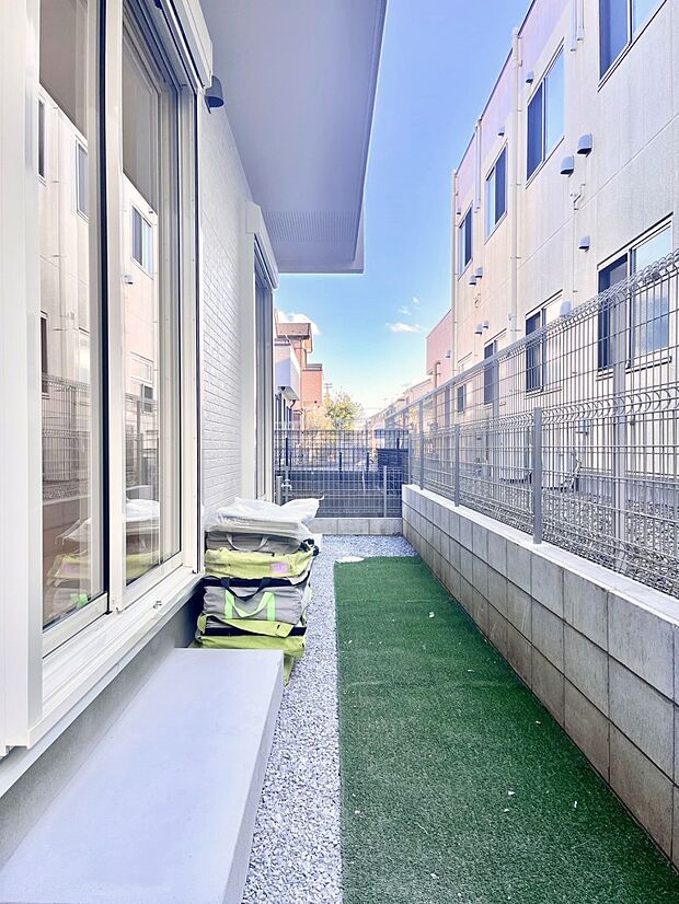 プランターを並べて季節のお花を楽しめるお庭付き。