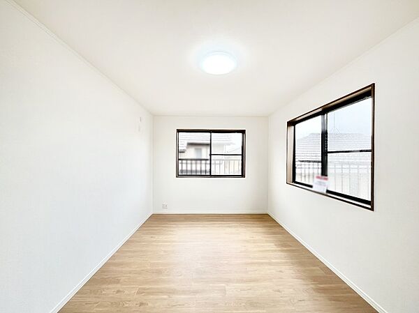 2面採光で気持ちよく自然光が取り入れられるのでお子様のお部屋にもピッタリ