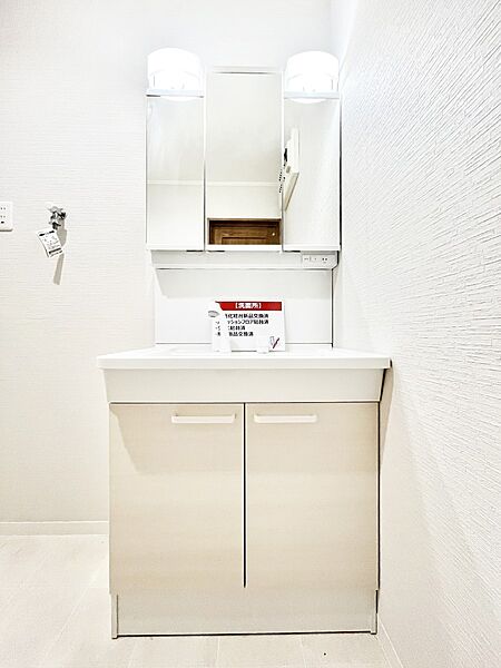 スタイリングに便利な三面鏡、ミラーキャビネットで細かい物スッキリ