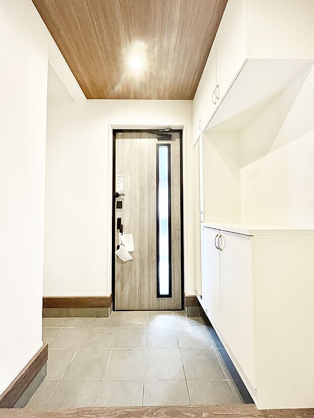 明るい陽光が入り込む玄関。ご家族の靴もスッキリ収納できる玄関収納付き!