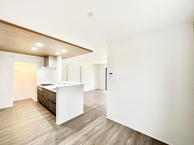 ナチュラルテイストの優しく柔らかい色使いのフローリングが素敵なリビングですね。