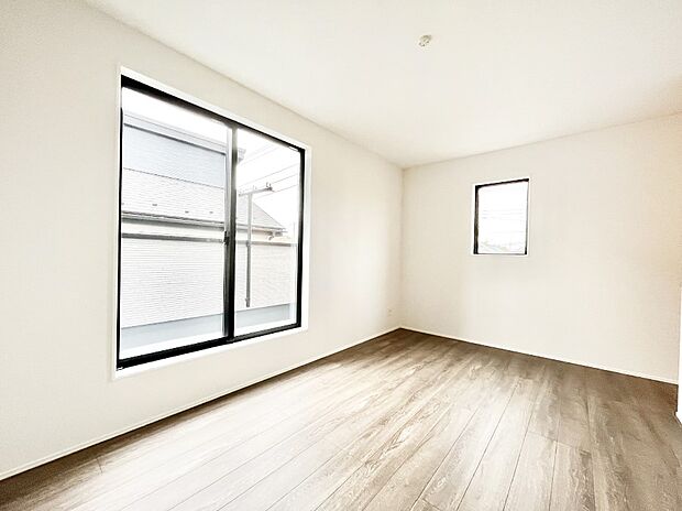 明るいバルコニーサイドに洋室を設置。目覚めの良い寝室に。